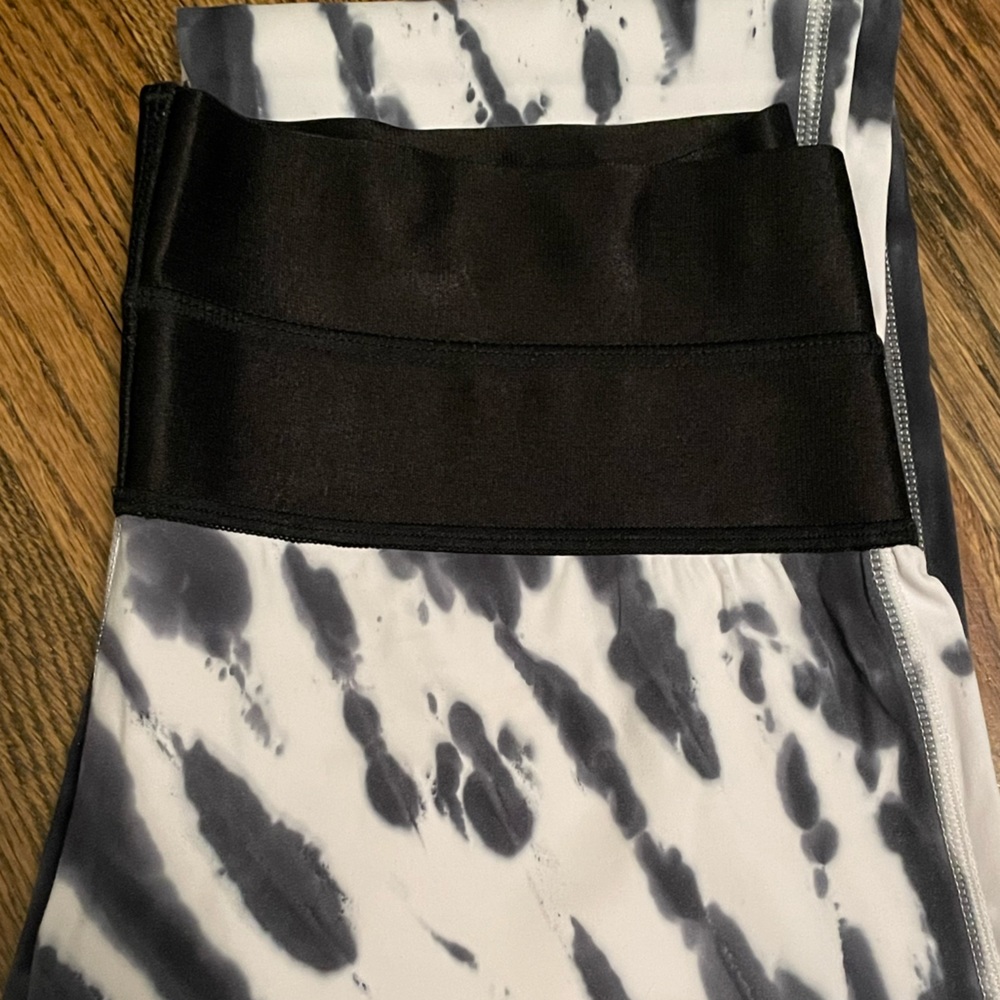 Brand new VULL workout pants ,size medium, full length, black and white. - Picture 2 of 3